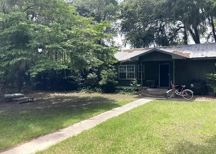 Tucked Away Newly Renovated 4 Bedroom 2 Bath Sleeps 12