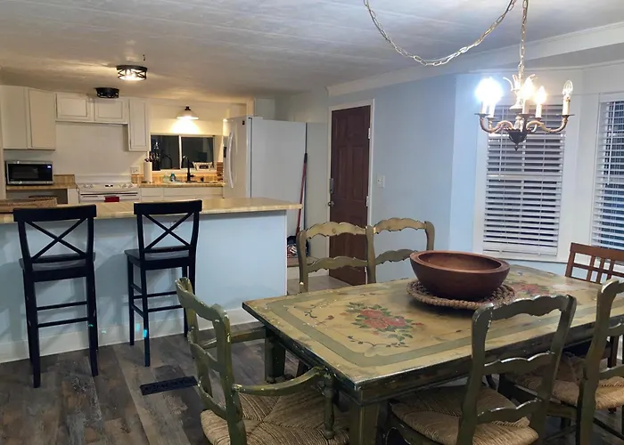 Tucked Away Newly Renovated 4 Bedroom 2 Bath Sleeps 12